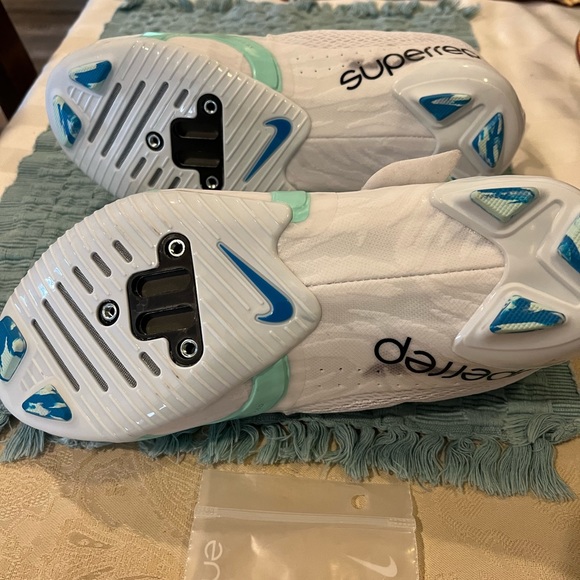 Women’s Nike cleats. Never used. Size 7. - Picture 8 of 9